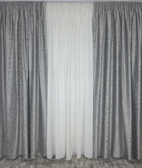 Colectia Royal – Perdea Alba din Matase cu Insertii Aurii Varianta 2 si Draperie Catifea Gri Deschis cu Insertii – Ideal pentru Livinguri Luminoase cu Canapele Crem, Mobilier Alb si Accente Aurii – Confectionat pe Comanda