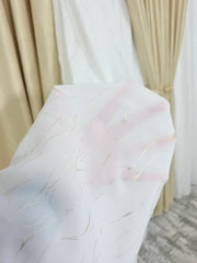 Colectia Valencia – Perdea Alba din Matase cu Insertii Aurii Varianta 1 si Draperie Rolex din Catifea Crem Auriu cu Sclipici Auriu – Set elegant pentru living si dormitor in nuante alb, crem, bej si auriu, confectionat pe comanda