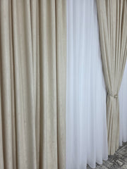 Colectia Lucy – Perdea Voal Alb Simplu si Draperie Crem cu Model Tip Vopsea Decorativa – ideal pentru livinguri cu canapele crem, bej sau gri deschis si mobilier alb sau lemn natur, confectionat pe comanda