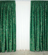 Colectia Elegance – Perdea Voal Premium si Draperie Catifea Verde Smarald cu Insertii Model Golden – Ideal pentru Livinguri Elegante cu Canapele Crem, Mobilier Maro si Accente Aurii – Confectionat pe Comanda