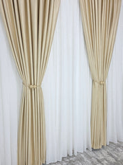 Colectia Valencia – Perdea Alba din Matase cu Insertii Aurii Varianta 1 si Draperie Rolex din Catifea Crem Auriu cu Sclipici Auriu – Set elegant pentru living si dormitor in nuante alb, crem, bej si auriu, confectionat pe comanda
