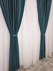 Set Cornelia – Perdea Sable Alba Plina ca Textura si Draperie Catifea Verde Turcoaz – Ideal pentru Livinguri Luminoase cu Canapele Crem, Mobilier Deschis si Accente Turcoaz – Confectionat pe Comanda