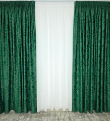 Draperie Dubai din Catifea Verde Smarald cu Insertii Aurii – Ideala pentru Livinguri Elegante cu Canapele Crem, Mobilier Maro si Accente Aurii – Confectionata pe Comanda