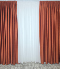 Set Ruginiu de Mai – Perdea Voal Premium si Draperie Catifea Caramiziu teracota – Ideal pentru Livinguri Calde cu Canapele Crem, Mobilier Maro sau Lemn Natur si Decoruri in Tonuri Pamantii – Confectionat pe Comanda