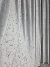 Ultimi 3m*Draperie Pandantiv Catifea Gri Deschis cu Insertii Decorative - Ideala pentru Decoruri Moderne si Elegante cu Accente Gri, Alb si Crem - Confectionata pe Comanda