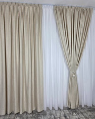 Colectia Lucy – Perdea Voal Alb Simplu si Draperie Crem cu Model Tip Vopsea Decorativa – ideal pentru livinguri cu canapele crem, bej sau gri deschis si mobilier alb sau lemn natur, confectionat pe comanda