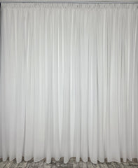 Colectia Lucy – Perdea Voal Alb Simplu si Draperie Crem cu Model Tip Vopsea Decorativa – ideal pentru livinguri cu canapele crem, bej sau gri deschis si mobilier alb sau lemn natur, confectionat pe comanda