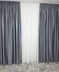 Colectia Valencia – Perdea Alba din Matase cu Insertii Aurii Varianta 1 si Draperie Rolex Catifea Gri cu Sclipici Auriu – Ideal pentru Livinguri Moderne cu Canapele Gri, Mobilier Alb si Accente Aurii – Confectionat pe Comanda