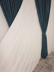 Set Los Angeles Verde Turcoaz: Perdea Alba Simpla din Voal Premium si Draperie Verde Turcoaz Tip Nisip cu Aspect de Vopsea Decorativa – Potrivit cu Pat sau Canapea Turcoaz, Crem ori Gri, Pereti Albi si Mobilier Alb sau Gri – Confectionat pe Comanda