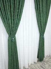 Colectia Decorativa – Perdea Alba Simpla din Voal si Draperie Tip Decorativa Verde Smarald – Ideal pentru Livinguri Elegante cu Canapele Crem, Mobilier Maro sau Gri si Accente Aurii – Confectionat pe Comanda