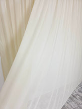 Perdea matase crem, material plin ca textura ce cade greu, material nesifonabil