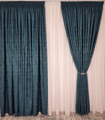 Colectia Decorativa – Perdea Voal Alba Simpla si Draperie Tip Vopsea Decorativa Turcoaz Inchis – ideal pentru livinguri cu canapele crem, gri deschis sau bej si accente turcoaz, mobilier alb sau lemn natur, confectionat pe comanda