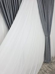 Colectia Linistea de Aur – Perdea Voal Alb Premium si Draperie Rolex Catifea Gri cu Sclipici Argintiu – Ideal pentru Livinguri Moderne cu Canapele Gri, Mobilier Alb sau Negru si Accente Argintii – Confectionat pe Comanda