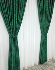 Draperie Dubai din Catifea Verde Smarald cu Insertii Aurii – Ideala pentru Livinguri Elegante cu Canapele Crem, Mobilier Maro si Accente Aurii – Confectionata pe Comanda