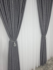 Set Los Angeles Gri Inchis – Perdea Alba Simpla si Draperie Tip Nisip – Ideal pentru Livinguri Moderne in nunate de Gri, Negru sau Alb – Confectionat pe Comanda
