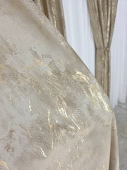 Draperie Milano Catifea Auriu cu Insertii Aurii – ideala pentru livinguri si dormitoare elegante cu canapele crem, bej, gri deschis sau alb si accente aurii, mobilier alb sau lemn natur – confectionata pe comanda