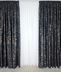 Draperie Mayon Catifea Neagra cu Insertii Aurii – draperie eleganta pentru living si dormitor, ideala pentru canapele crem, bej, gri sau decoruri cu accente aurii si mobilier lemn inchis – confectionata pe comanda