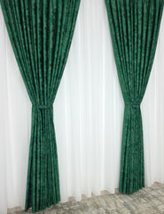 Colectia Dubai Varianta Verde Smarald – Perdea Voal Premium si Draperie Catifea cu Insertii – Ideal pentru Livinguri Elegante cu Canapele Crem, Mobilier Maro si Accente Aurii – Confectionat pe Comanda