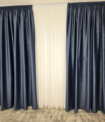 Set Premium – Perdea Matase Ivoire si Draperie Albastru Inchis Catifea – Ideal pentru Livinguri Elegante cu Canapele Crem, Mobilier Alb sau Lemn Natur si Accente Albastre – Confectionat pe Comanda