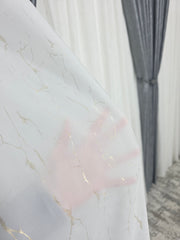 Colectia Valencia – Perdea Alba din Matase cu Insertii Aurii Varianta 1 si Draperie Rolex Catifea Gri cu Sclipici Auriu – Ideal pentru Livinguri Moderne cu Canapele Gri, Mobilier Alb si Accente Aurii – Confectionat pe Comanda