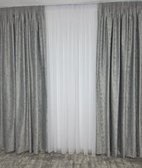 Colectia Pandantiv Gri Deschis – Set Ideal pentru Livinguri si Dormitoare in Nuante de Gri Deschis, Alb, Crem, Bej sau Argintiu - Perdea Alba din Borangic cu Sidef Argintiu si Draperie Catifea Gri Deschis cu Insertii Argintii - Confectionat pe Comanda