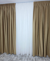 Colectia Valencia – Perdea Alba din Matase cu Insertii Aurii Varianta 1 si Draperie Rolex Catifea Cappuccino cu Sclipici Auriu – Ideal pentru Livinguri cu Canapele Crem, Mobilier Maro si Accente Aurii – Confectionat pe Comanda