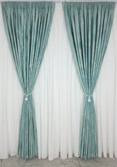 Colectia Venetia – Perdea din Matase cu Insertii Aurii Varianta 3 si Draperie Catifea Verde Menta cu Insertii Aurii – Ideal pentru Livinguri Luminoase cu Canapele Crem, Mobilier Alb si Accente Aurii – Confectionat pe Comanda