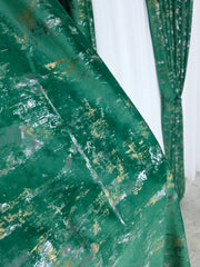 Colectia Elegance – Perdea Voal Premium si Draperie Catifea Verde Smarald cu Insertii Model Golden – Ideal pentru Livinguri Elegante cu Canapele Crem, Mobilier Maro si Accente Aurii – Confectionat pe Comanda