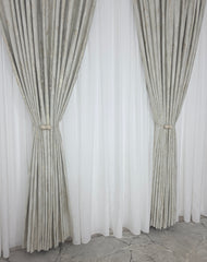 Colectia Milano – Perdea din Matase cu Insertii Aurii Varianta 3 si Draperie Catifea Bej cu Insertii Aurii – Ideal pentru Livinguri si Dormitoare Crem, Bej cu Accente Aurii – Confectionat pe Comanda