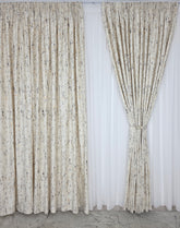 Ultimii 3 metrii Draperie Mayon din Catifea Bej cu Insertii Aurii Blackout 90% – Ideala pentru Living si Dormitor in Nuanțe Crem, Bej si Auriu