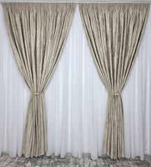 Draperie Milano din Catifea Crem cu Insertii Aurii – Ideala pentru Livinguri Luminoase cu Canapele Crem, Bej sau Cappuccino si Mobilier din Lemn Natur sau Alb – Confectionata pe Comanda