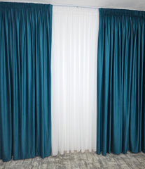 Set Giulia: perdea alba si draperie catifea turcoaz perfect pentru living si dormitor in nuante de turcoaz si alb, confectionat pe comanda