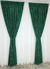 Colectia Dubai Varianta Verde Smarald – Perdea Voal Premium si Draperie Catifea cu Insertii – Ideal pentru Livinguri Elegante cu Canapele Crem, Mobilier Maro si Accente Aurii – Confectionat pe Comanda