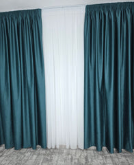 Set Premium – Perdea Matase Alb Imaculat si Draperie Verde Turcoaz Catifea – Ideal pentru Livinguri Luminoase cu Canapele Crem, Mobilier Alb sau Gri si Accente Turcoaz – Confectionat pe Comanda