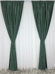 Colectia Pandantiv – Perdea Alba din Borangic cu Sidef Argintiu si Draperie Catifea Verde Smarald cu Insertii – Ideal pentru Livinguri Elegante cu Canapele Crem, Mobilier Maro si Accente Argintii sau Aurii – Confectionat pe Comanda