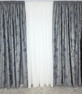 Colectia Milano – Perdea din Matase cu Insertii Aurii Varianta 3 si Draperie Catifea Gri Inchis cu Insertii Aurii – Ideal pentru Livinguri Moderne cu Canapele Gri, Mobilier Alb si Accente Aurii – Confectionat pe Comanda