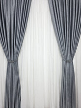 Colectia Valencia: Perdea Alba Din Matase Cu Insertii Aurii Varianta 1 Si Draperie Rolex Catifea Gri Cu Sclipici Auriu