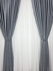 Colectia Valencia – Perdea Alba din Matase cu Insertii Aurii Varianta 1 si Draperie Rolex Catifea Gri cu Sclipici Auriu – Ideal pentru Livinguri Moderne cu Canapele Gri, Mobilier Alb si Accente Aurii – Confectionat pe Comanda