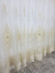 Perdea Nela Model Floral cu Bordura de Catifea – ideala pentru livinguri si dormitoare elegante cu canapele crem, bej, gri deschis sau alb si mobilier lemn natur sau alb – confectionata pe comanda