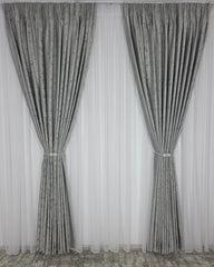 Colectia Pandantiv Gri Deschis – Set Ideal pentru Livinguri si Dormitoare in Nuante de Gri Deschis, Alb, Crem, Bej sau Argintiu - Perdea Alba din Borangic cu Sidef Argintiu si Draperie Catifea Gri Deschis cu Insertii Argintii - Confectionat pe Comanda