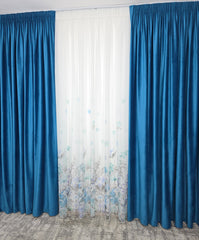 Set Laguna de Safir – Perdea din Voal cu Model Floral si Draperie Catifea Turcoaz Azur – Ideal pentru Livinguri Luminoase cu Canapele Crem, Mobilier Alb sau Gri si Accente Turcoaz – Confectionat pe Comanda