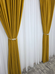 Set Ligia – Perdea Voal Premium si Draperie Catifea Galben Mustar – Ideal pentru Livinguri Luminoase cu Canapele Crem, Mobilier Gri sau Lemn Natur si Accente Mustar – Confectionat pe Comanda