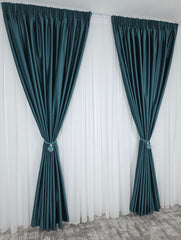 Set Premium – Perdea Matase Alb Imaculat si Draperie Verde Turcoaz Catifea – Ideal pentru Livinguri Luminoase cu Canapele Crem, Mobilier Alb sau Gri si Accente Turcoaz – Confectionat pe Comanda
