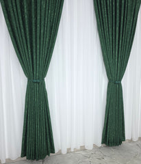 Set Los Angeles Verde Smarald – Perdea Alba Simpla si Draperie Tip Nisip – Ideal pentru Livinguri Moderne cu Canapele Crem, Mobilier Deschis si Decoruri Naturale – Confectionat pe Comanda