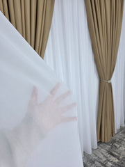 Colectia Blackout Btn4: Perdea Alba Simpla din Voal Premium Jorjet si Draperie Crem Cappuccino Blackout 80%, cu Textura Plina si Cadere Grea – Potrivit cu Pat sau Canapea Crem, Bej, Maro ori Gri, Pereti Albi si Mobilier Alb, Crem sau Maro
