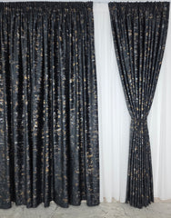 Colectia Elegance – Perdea Voal Premium si Draperie Catifea Neagra cu Insertii Model Golden – Ideal pentru Livinguri Elegante cu Canapele Crem, Mobilier Alb sau Accente Aurii – Confectionat pe Comanda