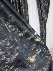 Draperie Mayon Catifea Neagra cu Insertii Aurii – draperie eleganta pentru living si dormitor, ideala pentru canapele crem, bej, gri sau decoruri cu accente aurii si mobilier lemn inchis – confectionata pe comanda