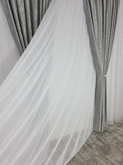 Colectia Pandantiv Gri Deschis – Set Ideal pentru Livinguri si Dormitoare in Nuante de Gri Deschis, Alb, Crem, Bej sau Argintiu - Perdea Alba din Borangic cu Sidef Argintiu si Draperie Catifea Gri Deschis cu Insertii Argintii - Confectionat pe Comanda