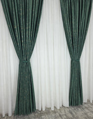 Colectia Royal Verde Smarald:Set pentru Livinguri Elegante cu Canapele Crem, Gri sau Decoruri cu Accente Aurii - Perdea Matase Alba cu Insertii Aurii si Draperie Catifea Verde Smarald Pandantiv - Confectionat pe Comanda