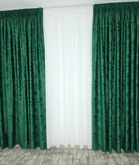 Draperie Dubai din Catifea Verde Smarald cu Insertii Aurii – Ideala pentru Livinguri Elegante cu Canapele Crem, Mobilier Maro si Accente Aurii – Confectionata pe Comanda